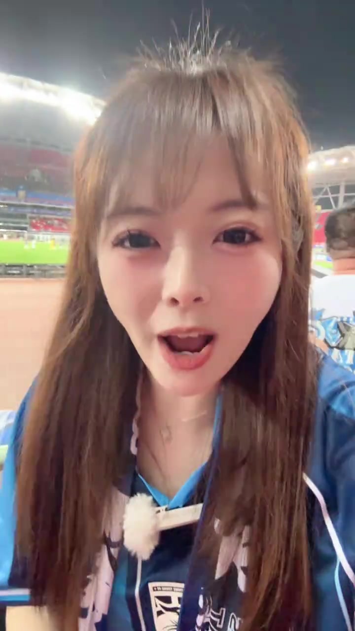 见证绝平武汉三镇还有这么可爱的美女球迷