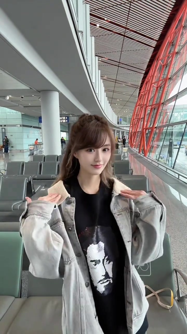 怎么还像20岁左右的小姑娘 已婚勇士女主播小七晒机场热舞